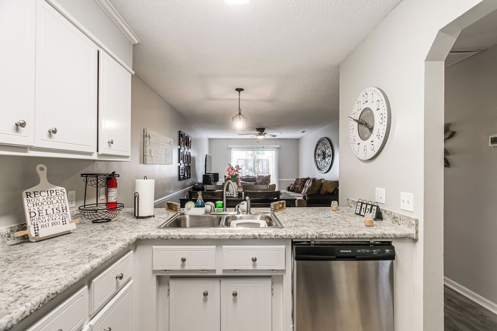9 Mi to Moody Afb: Newly Updated Condo Near Dining