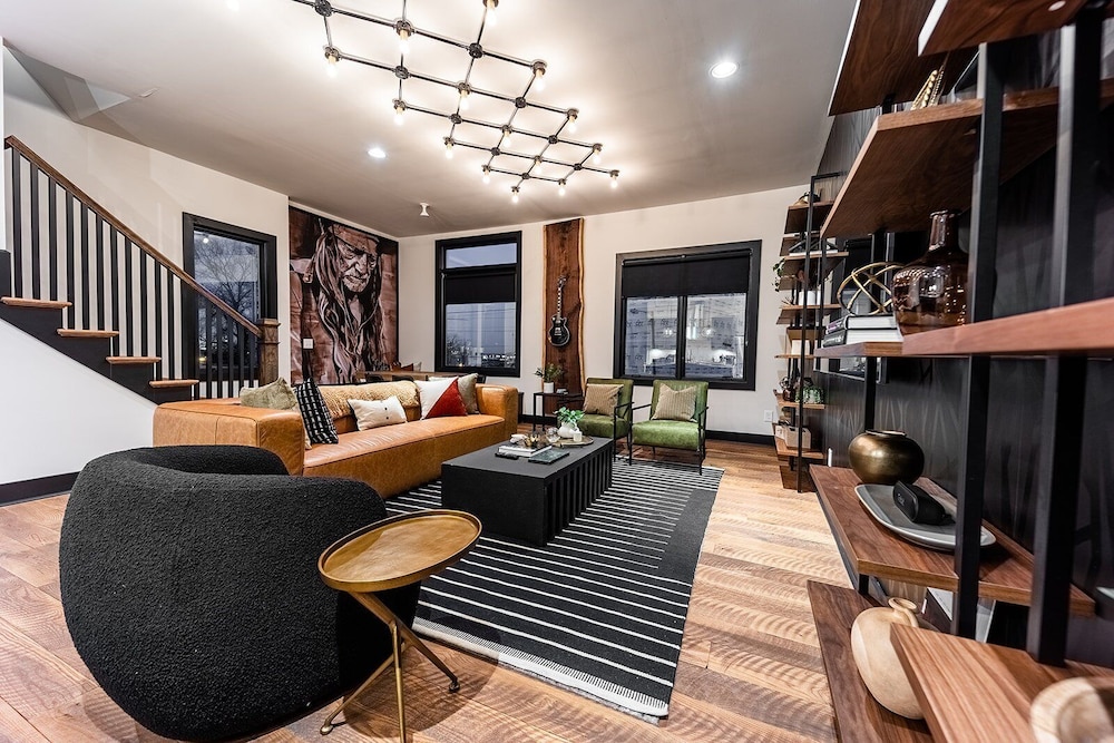Heart of Gulch - 4 Min to Broadway - Designer Home