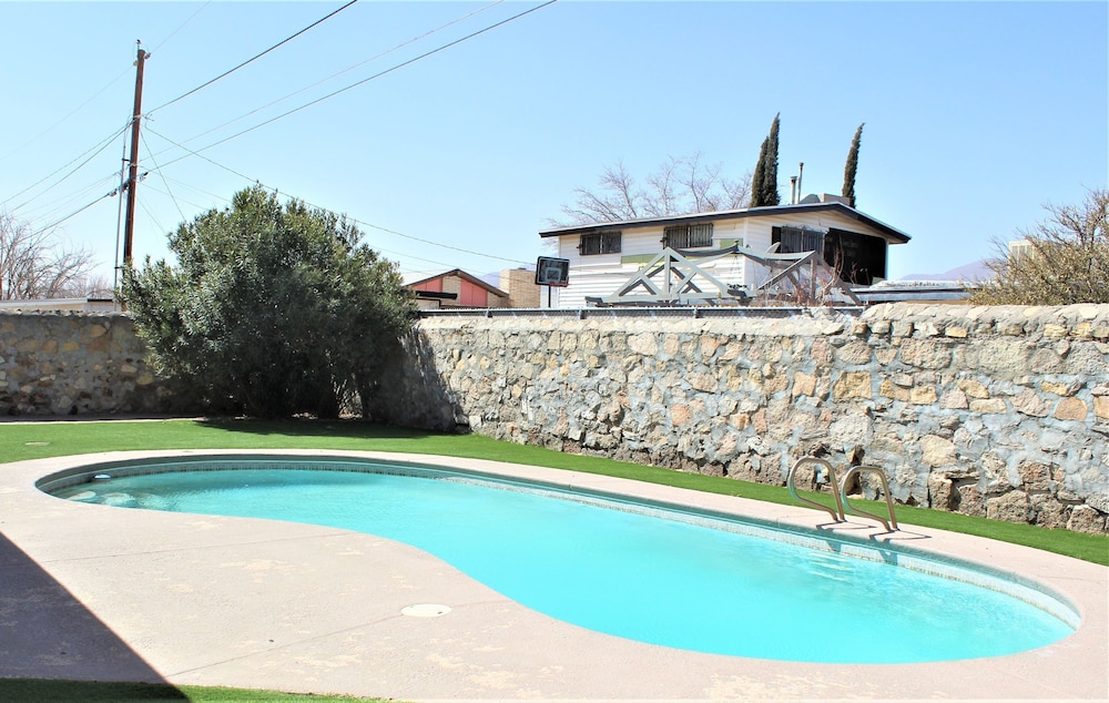 El Chuco Home W/ Pool, Pool Table,15 min Downtown