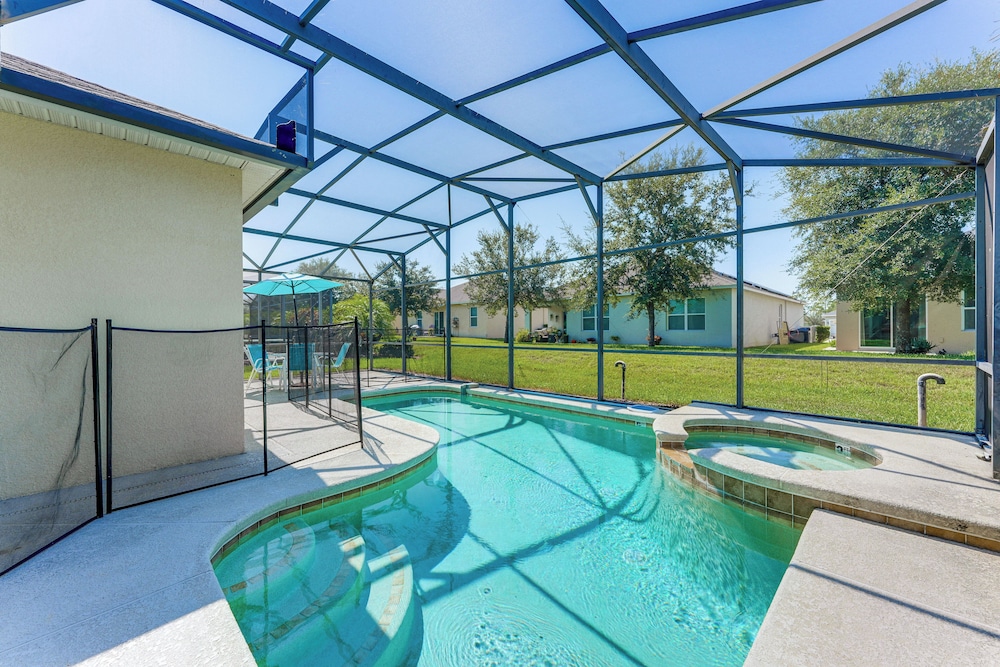 Walk to Tower Lake: Family Home in Gated Community