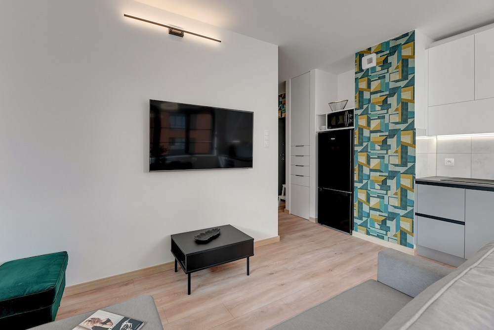 Doki Living - Foodhall & Parking by Downtown Apartments