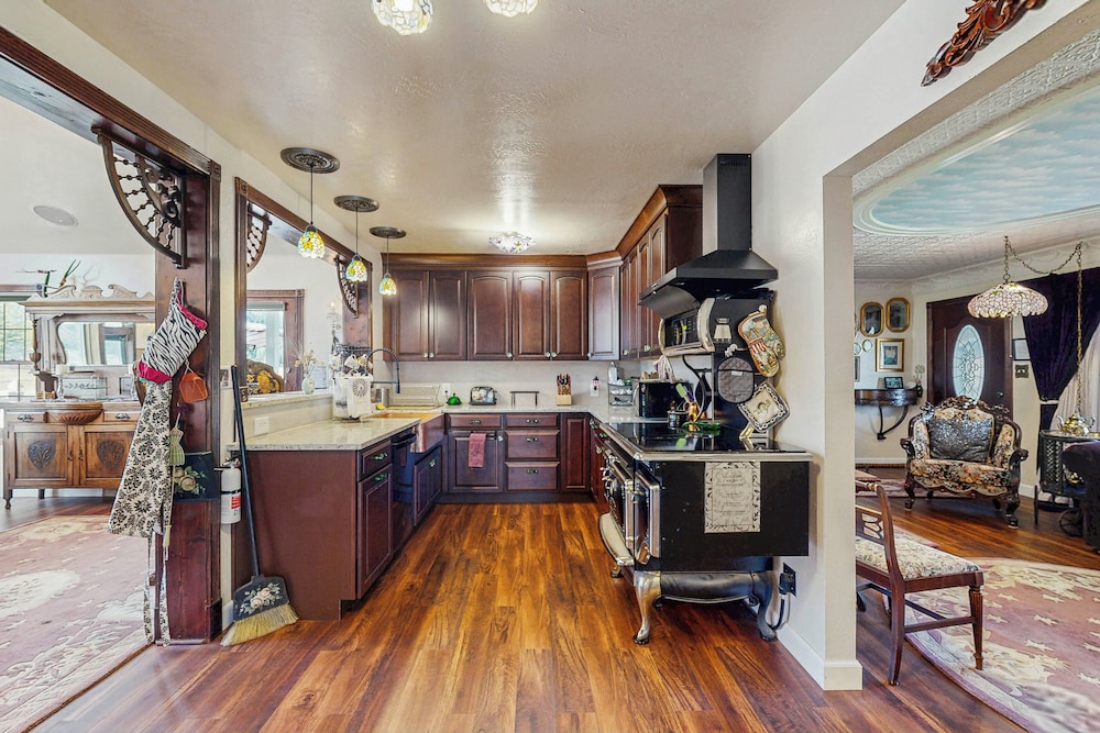 Unique 3br: Mountain Views, Hot Tub & Wood Stove
