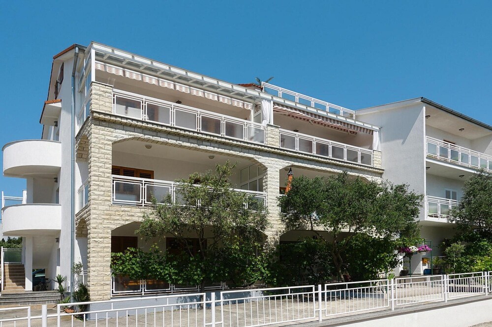 Sunny Terrace Apartment in Biograd