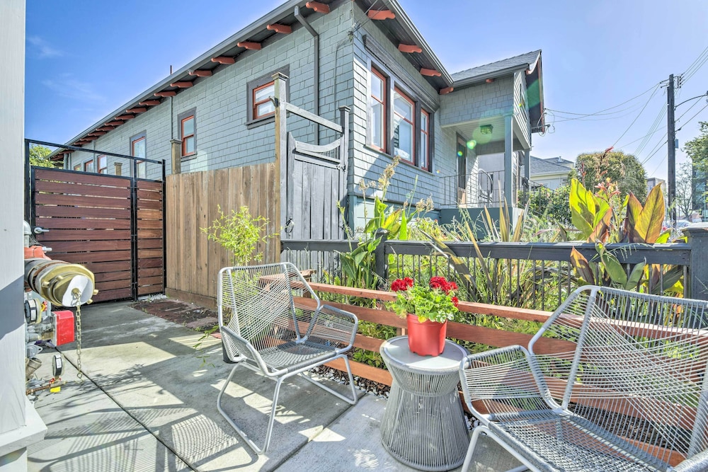 Sunny Oakland Retreat w/ Patio & Cute Garden!