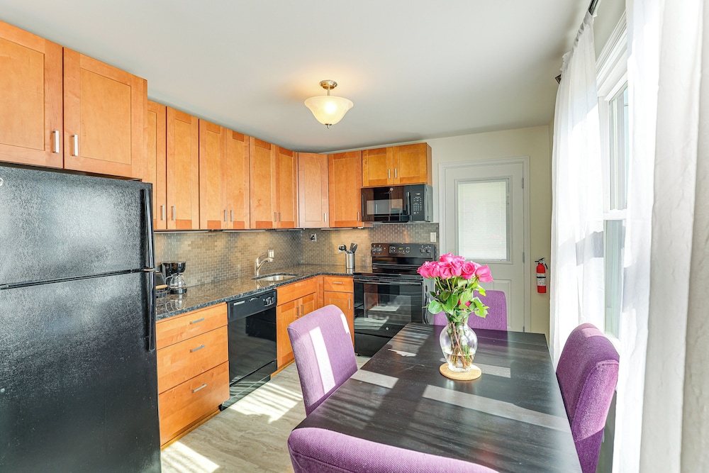 13 Mi to Downtown Baltimore: Quiet Home w/ Porch