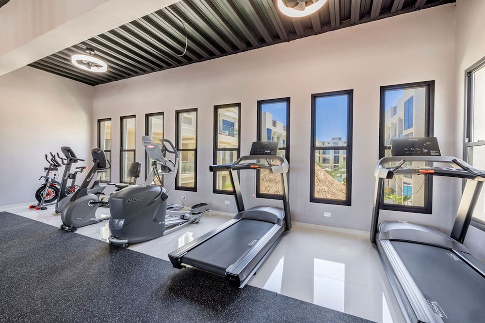 NEW Modern 2BR 2BA Condo w Gym Pool BBQ Parking