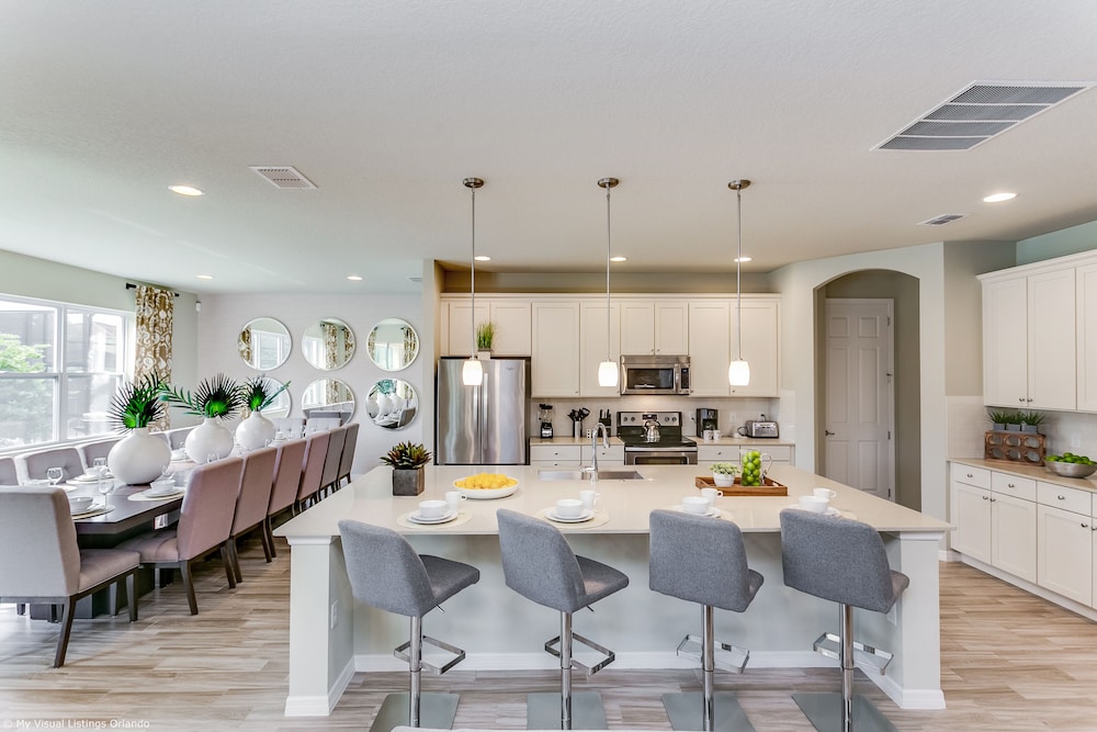 Spacious Home w/ Private Pool/spa! Sleeps 21