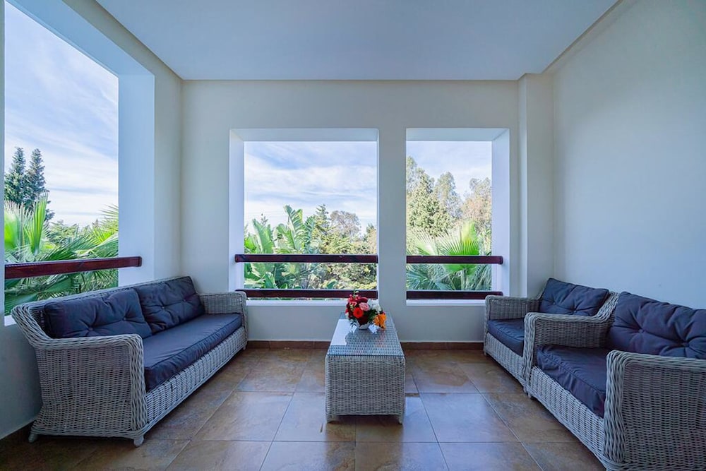 Impressive Large Villa Huge Heated Pool Garden