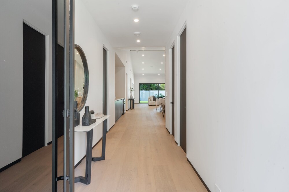 Noble Modern - Urban Sanctuary in Sherman Oaks With Poolside and Patio