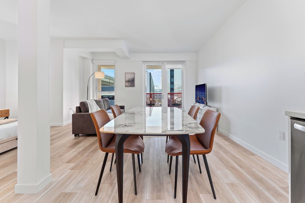 Stylish LA Studio Prime Location