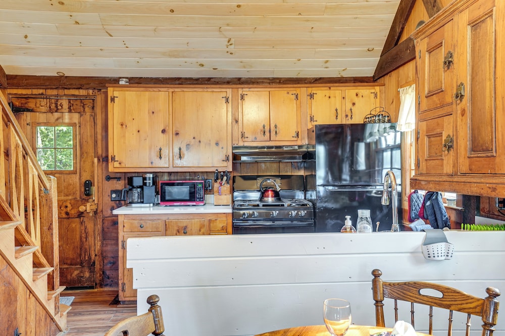 Lakeside Log Cabin w/ Porch in Monadnock Region