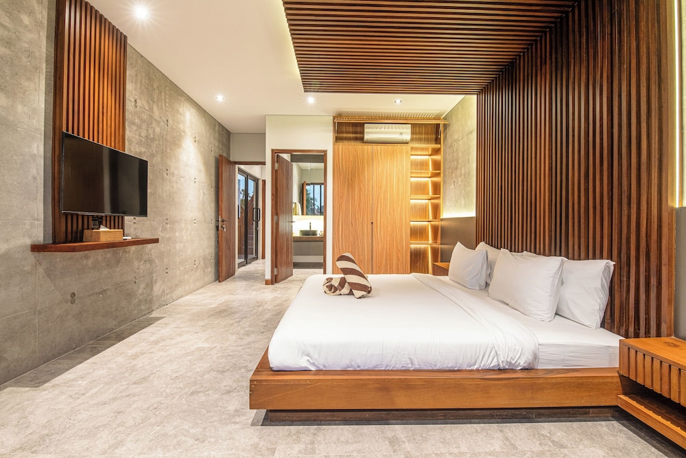 Modern 4BR Canggu Retreat Just 8mins to the Beach