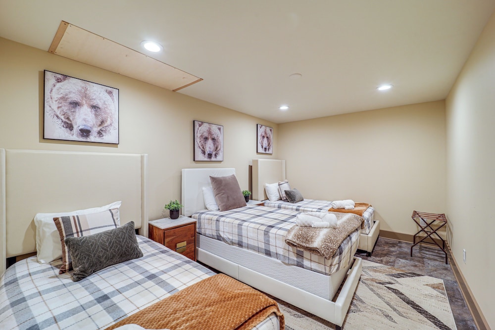 2 Mi to Beech Mtn Resort! 8,000-sq-ft Luxe Escape
