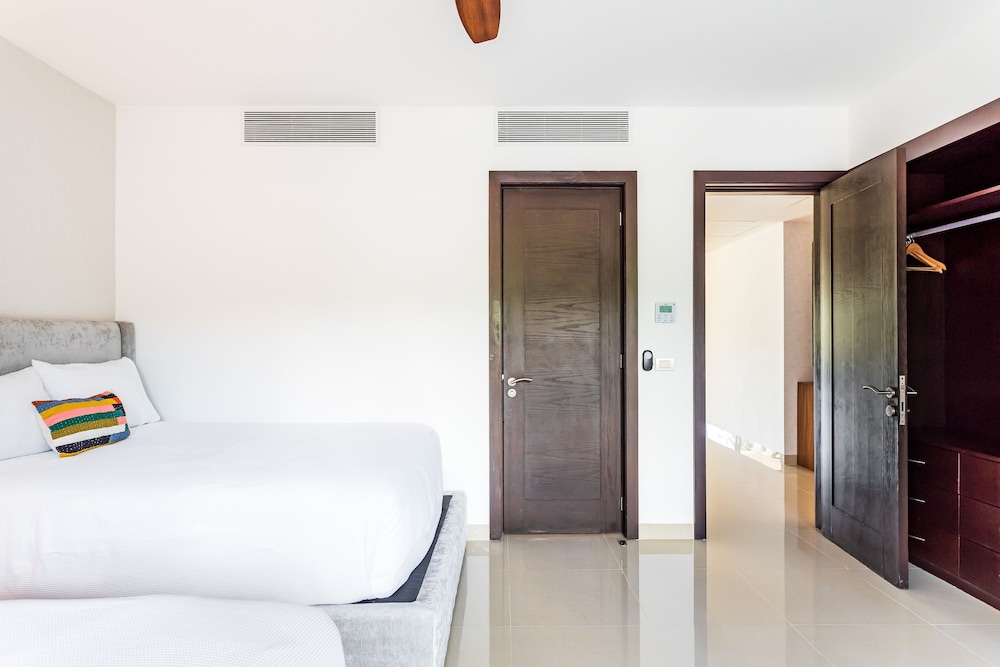 Casa Bellisima ! 2 bedroom swim up 2 Apts by RedAwning