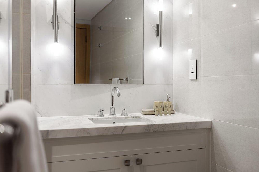 Maison Privee - City Heights Retreat w/ Panoramic Skyline Views