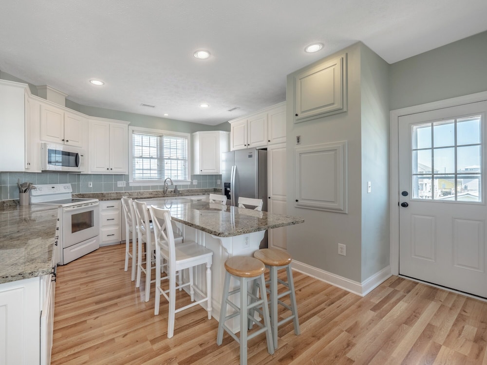 Skipper's Hideout by Topsail Realty