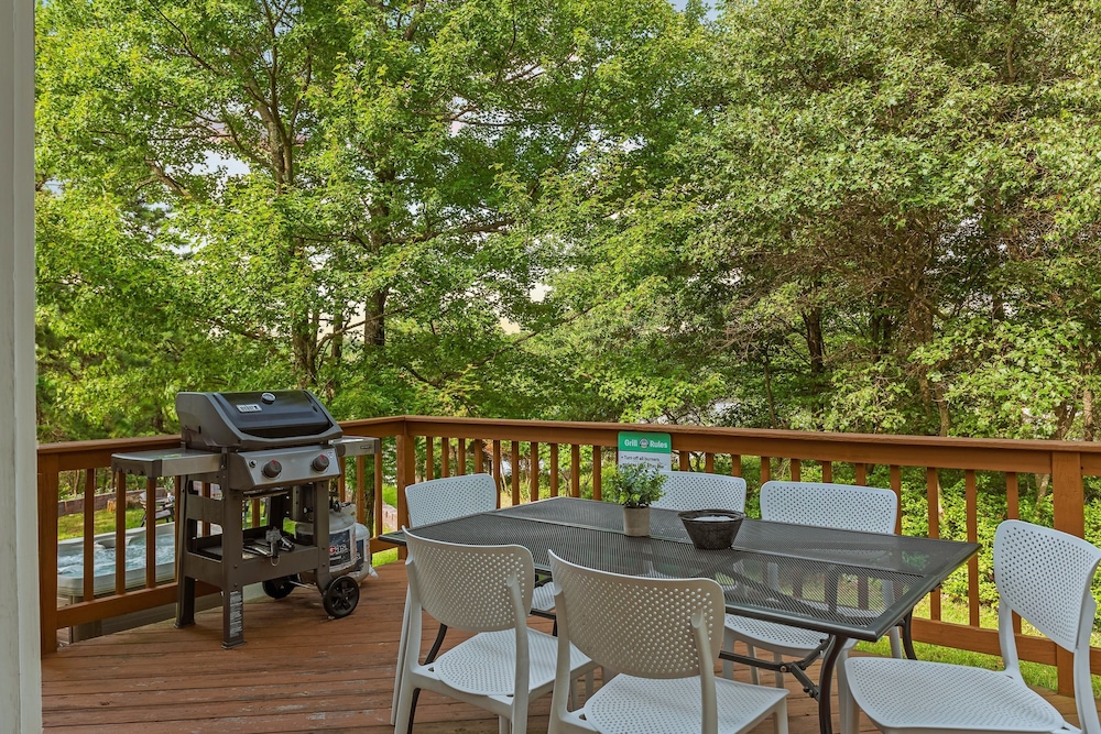For Lake Sake by Avantstay Lakefront Hot Tub View