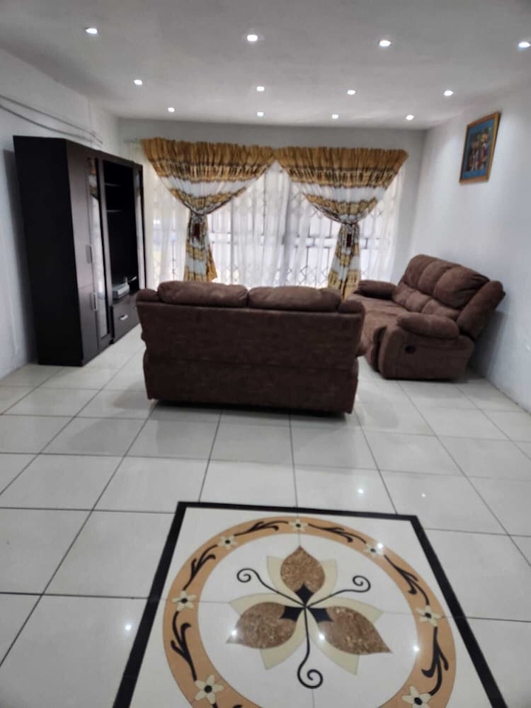Remarkable 5-bed House in Springs & Nigel