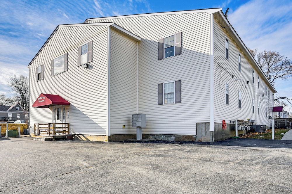 Walk to Waterfront: Cozy Fall River Condo