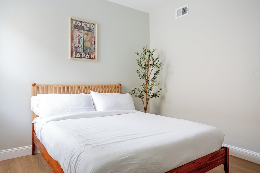Stylish Minimalist Stay in City Center