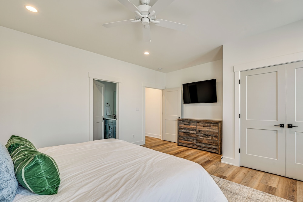Nolin Lake Views: Spacious Home in Clarkson!