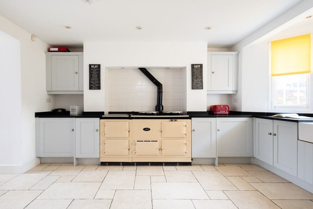 The Glasshouse Escape - 5BDR Victorian Jewel with Modern Twists in Jericho