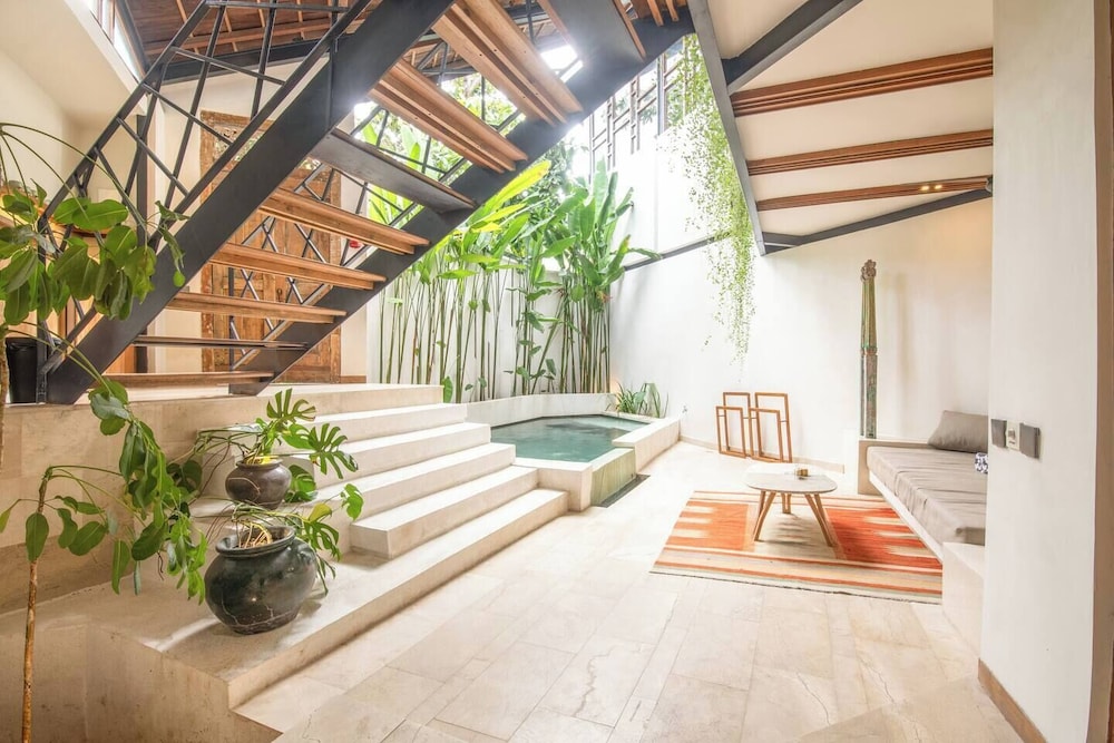 Modern 2-br Art Deco Villa, 800m From the Beach