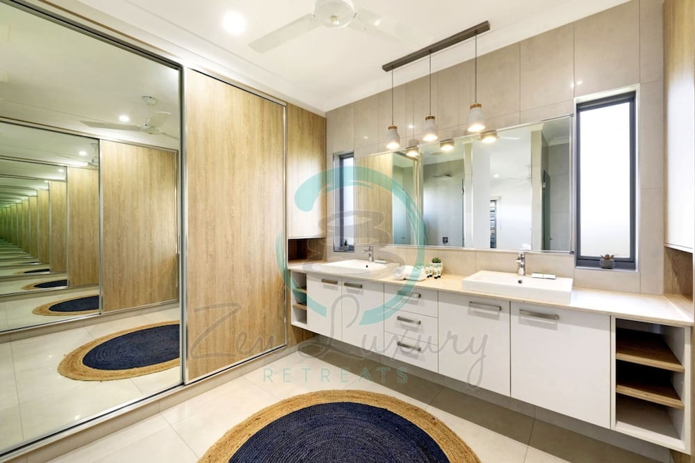 Zenhouse Vista Elegant 5-br Coastal Haven
