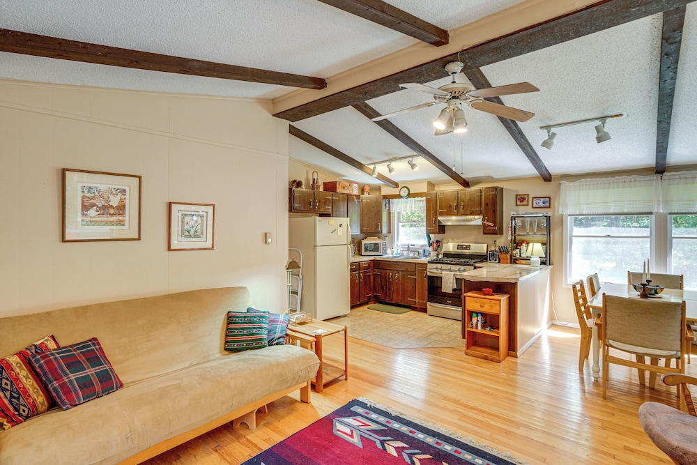 Quiet All-season Creekside Escape in Upstate!