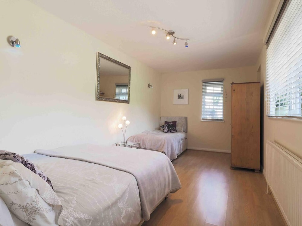 Inviting 7-bed House With sea Views in Hythe view 5