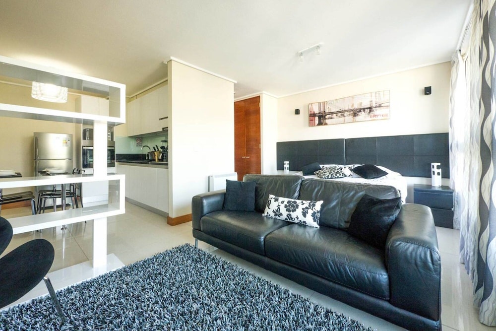 Modern Studio - w Pool Gym Steps Away From Metro