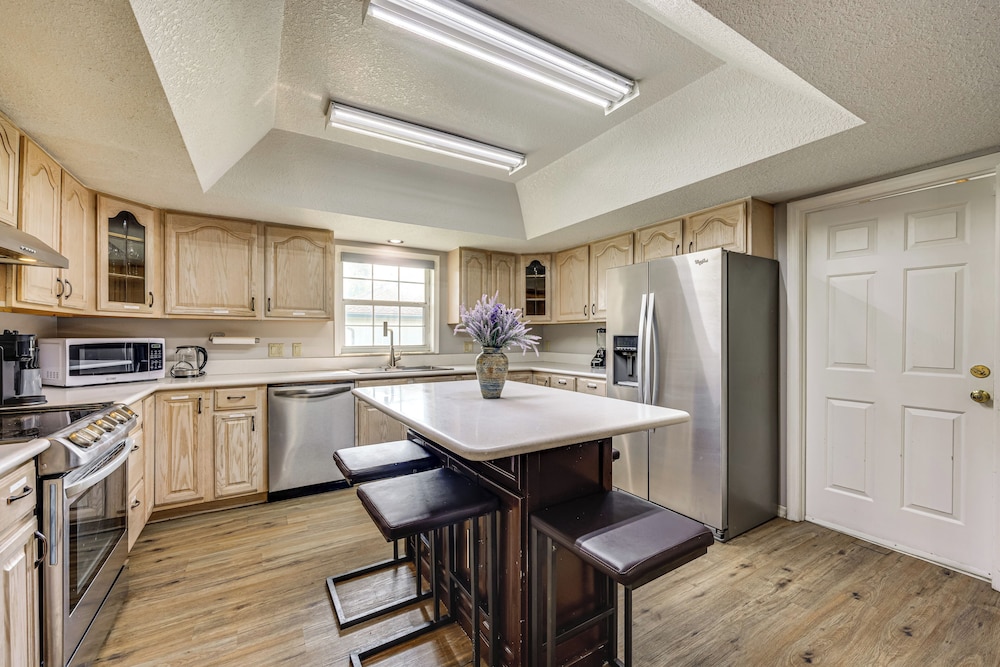 BBQ Ready: Hawthorne Home w/ Screened-in Patio