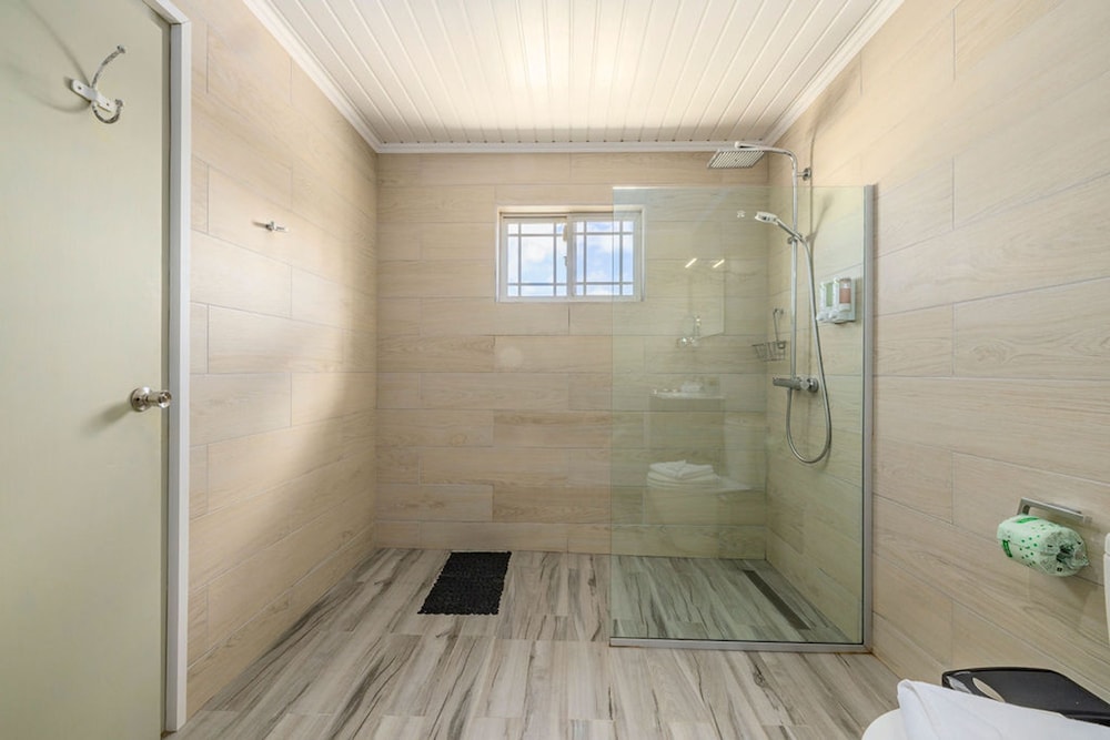 Newly Renovated 4BR 4BA Private Pool Eagle Beach