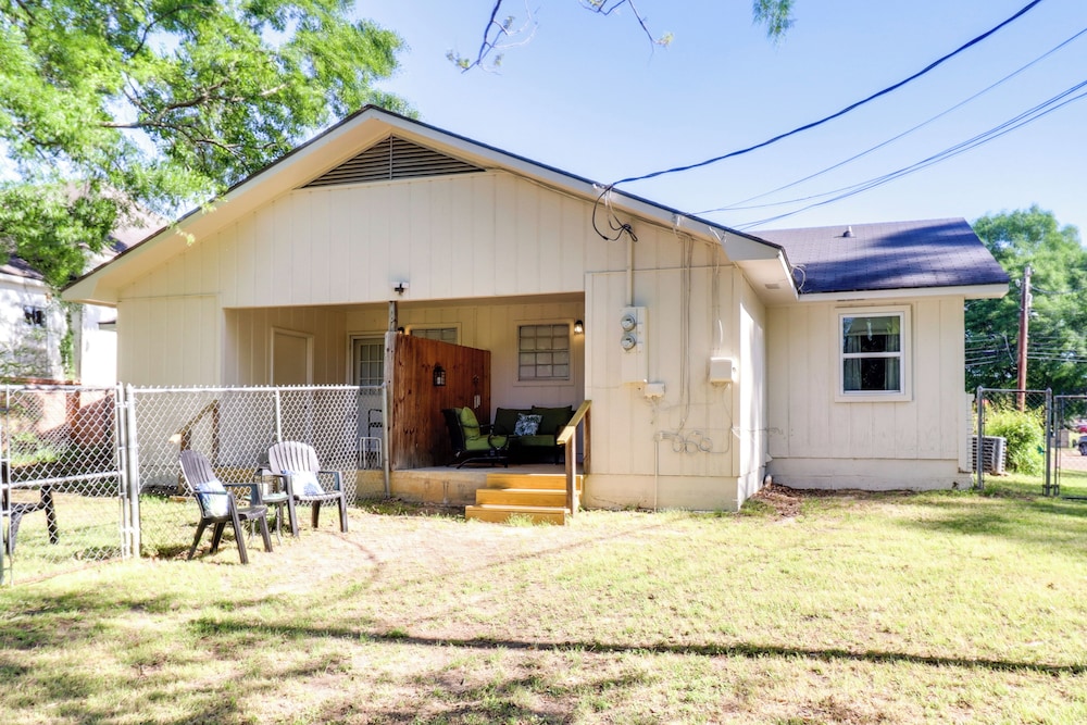 Walk to Dining & Shops: Dtwn Brookhaven Home!
