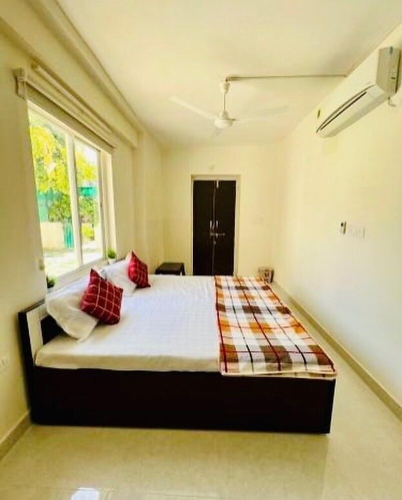 Hostel ivory