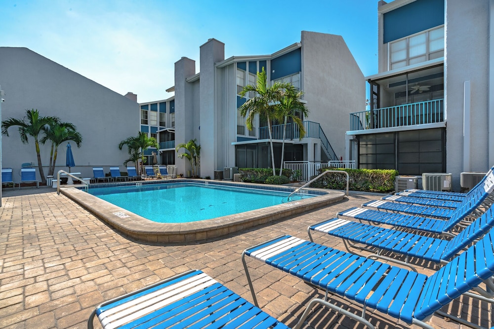 Madeira Beach Yacht Club 215F by Distinctive Beach Rentals