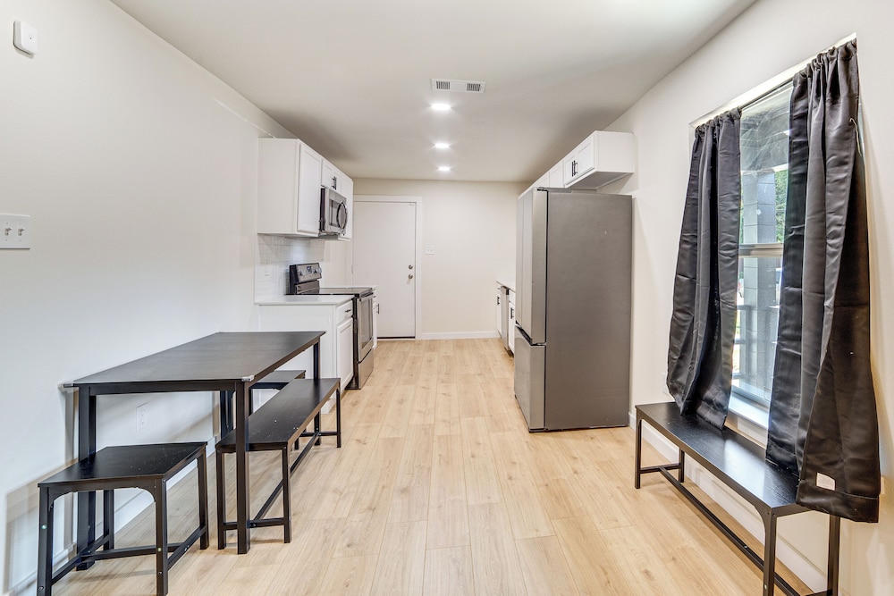 Fenced-in Yard: Home < 5 Mi to Dtwn Dallas!