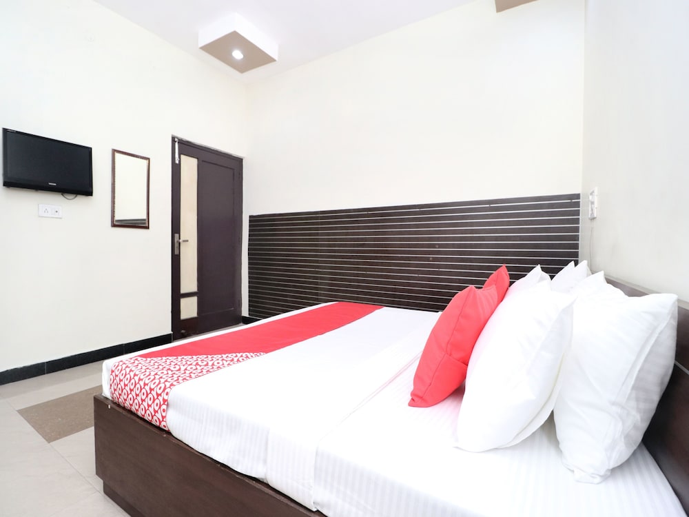 OYO 14860 Hotel Silver Star