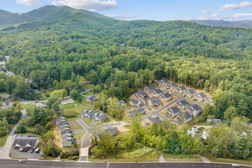 Dogwood & Sweetgum Buyout by Avantstay 2 Home Buyout! Sleeps 16!