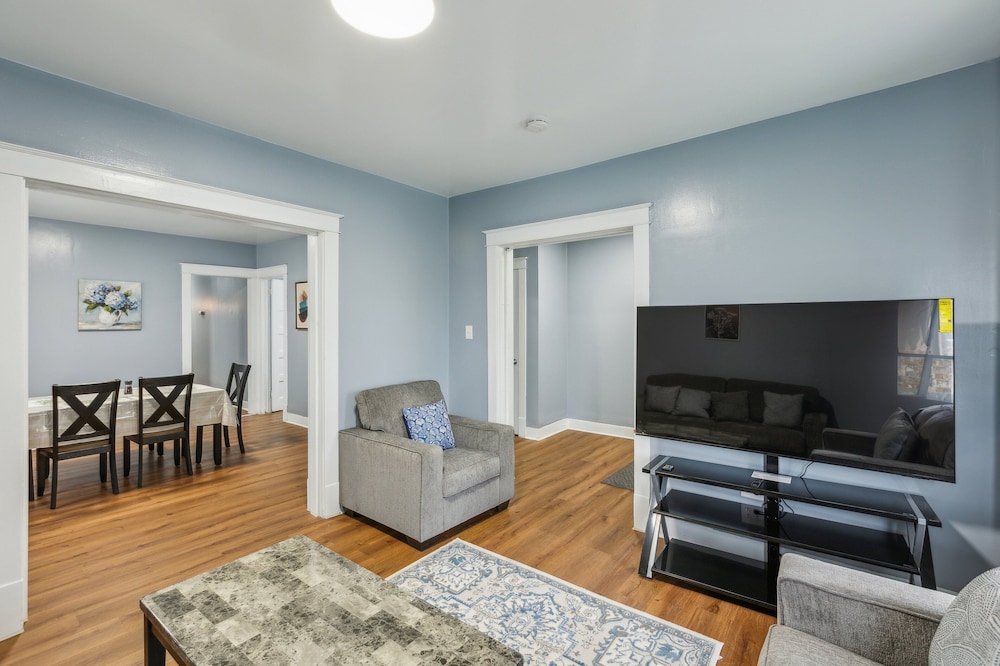 Comfy 3br Flat Close To The Falls 3 Bedroom Apts