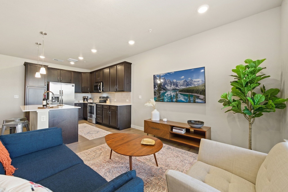 Northfield Hideaway, King Suite, EV, Pet-friendly