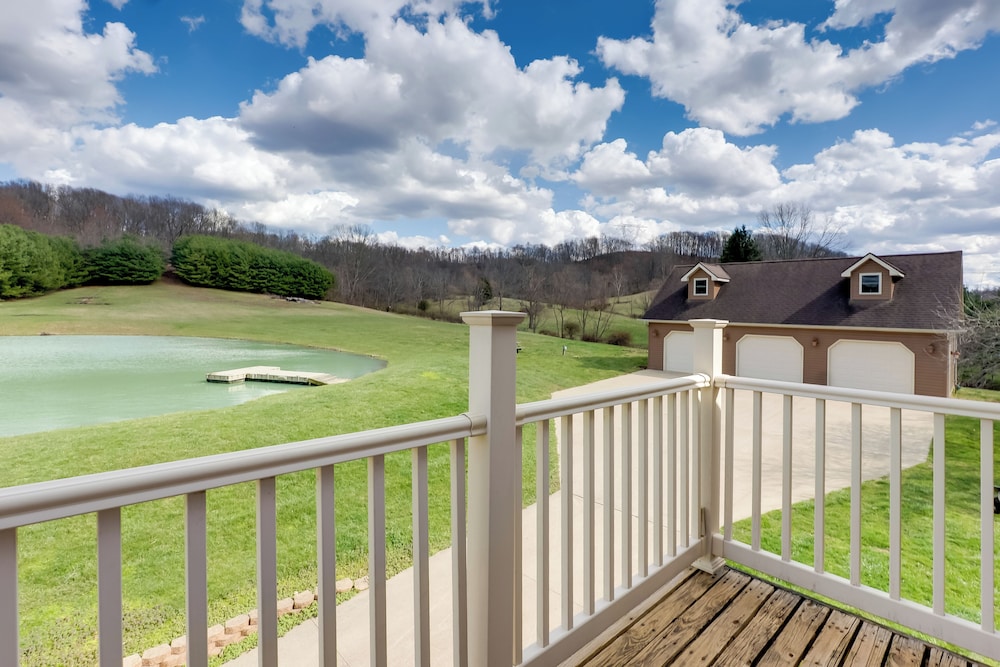 Game Room & On-site Pond: Laurelville Retreat!