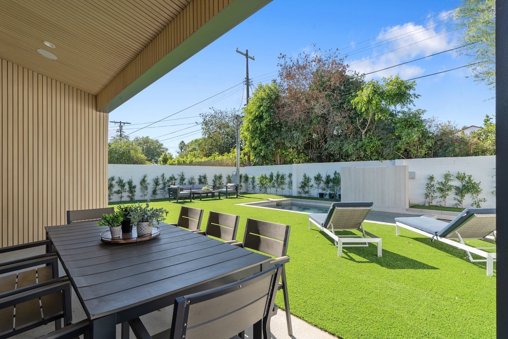 Noble Modern - Urban Sanctuary in Sherman Oaks With Poolside and Patio