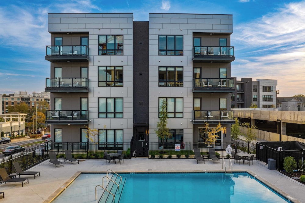Sleeps 24 4 Modern Midtown Apartments w/ Gym + Pool Walkable to Shops & Eats