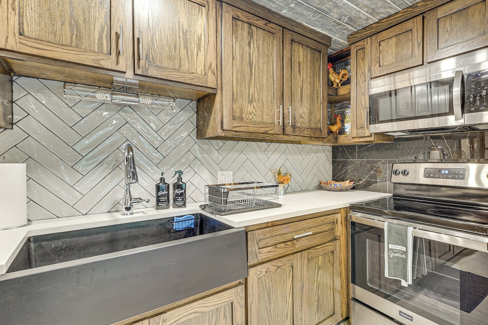 Hike, Fish & Unwind: Cabin w/ Yard in Broken Bow!