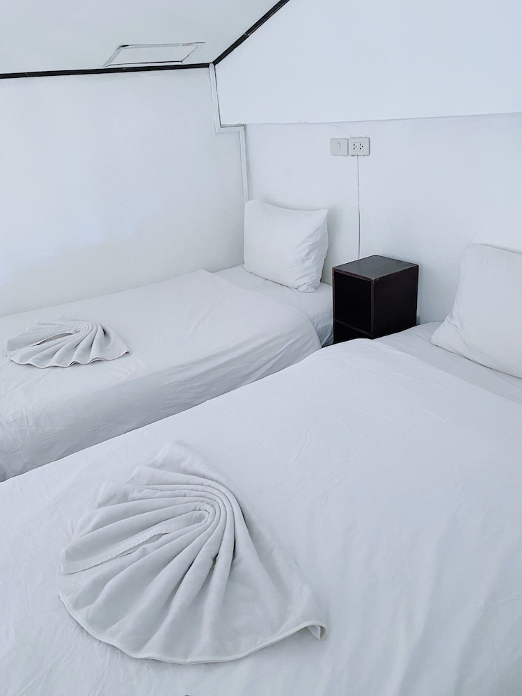 The Reef Hotel & Studios