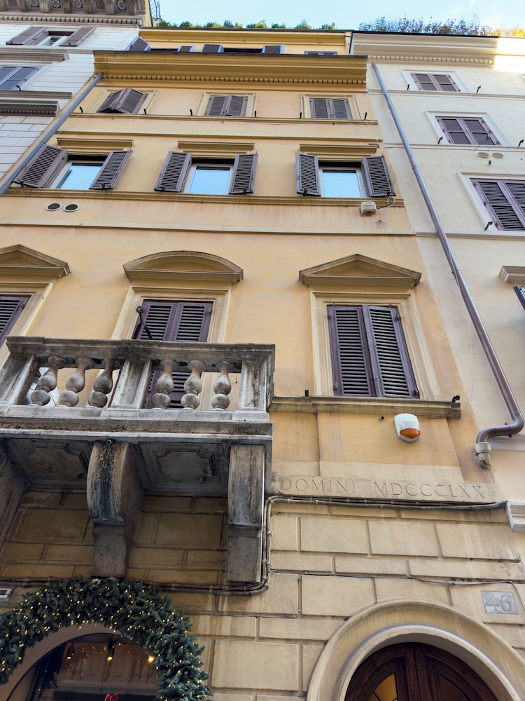 Spanish Steps Romantic Nest With Balcony