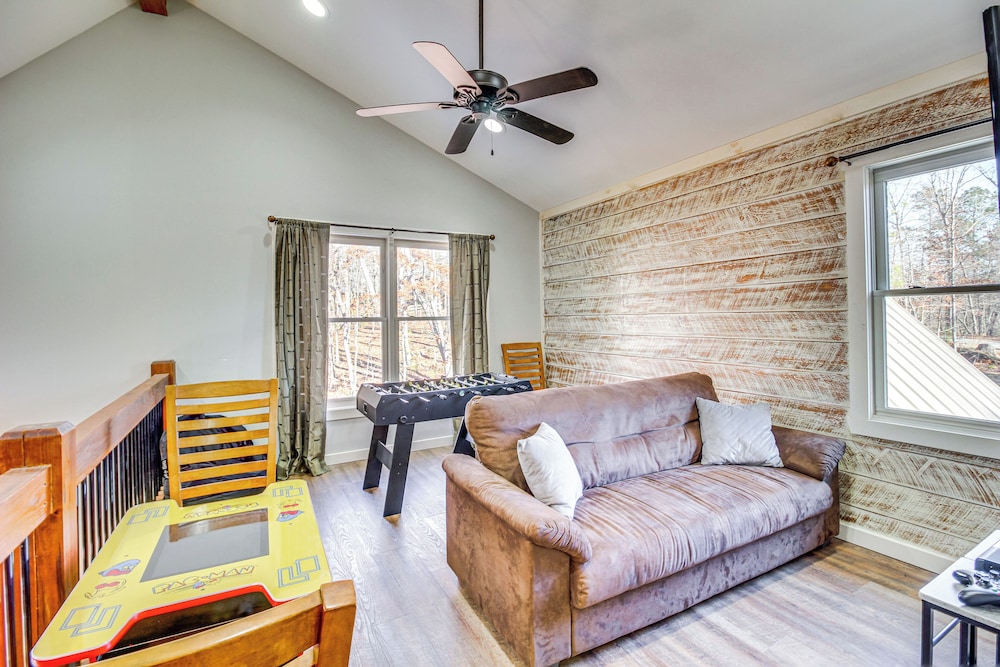 Hot Tub & Movie Room: Updated Cabin in Ellijay!