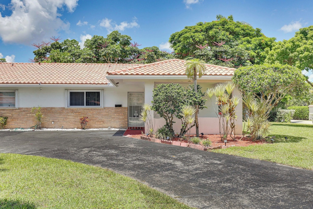 Walk to City Center: Modern Coral Springs Getaway