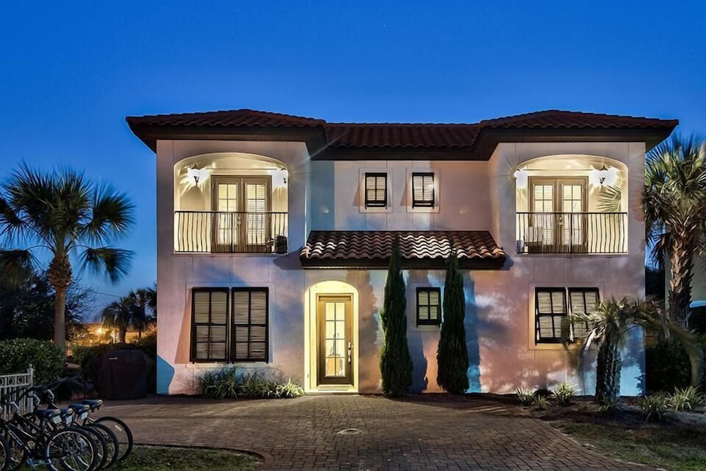 Beyond the Sea 5 Bedroom Holiday Home by Five Star Properties